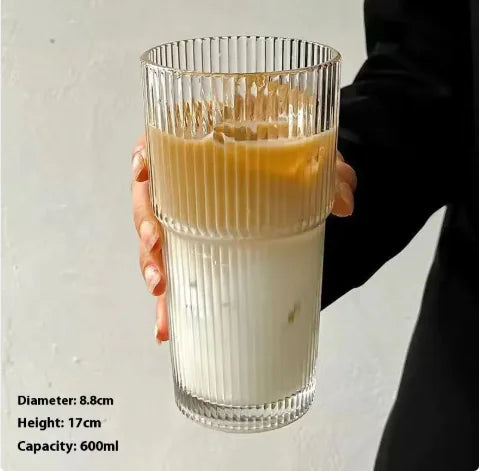 Elegante taza de café con tapa y pajita