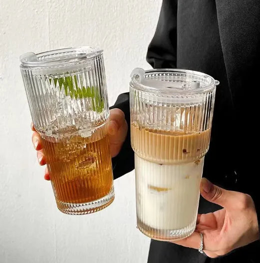 Elegante taza de café con tapa y pajita