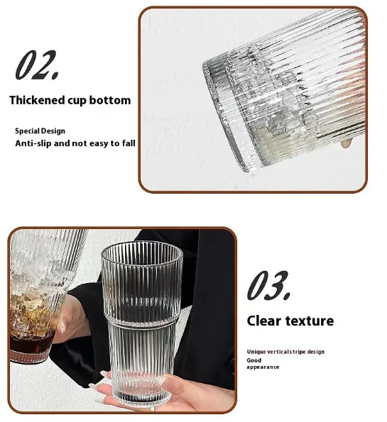 Elegante taza de café con tapa y pajita