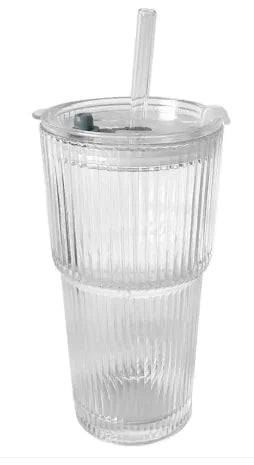 Elegante taza de café con tapa y pajita